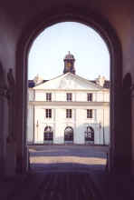Château de la Verrerie - Sous le porche de l'entrée